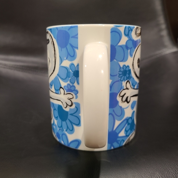 Peanuts Snoopy coffee mug with blue flowers - Picture 3 of 6